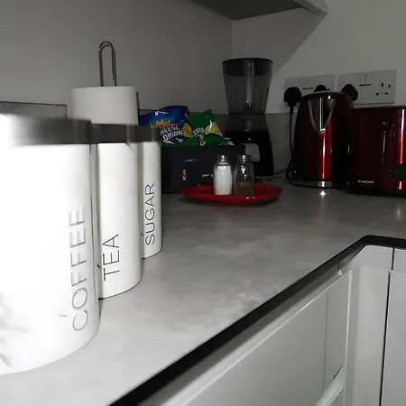 Apartament Bloom Court -sleeps 4-free Parking With Workstation & High-speed Wifi *