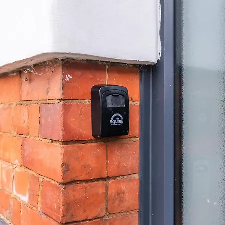 Bloom Court -sleeps 4-free Parking With Workstation & High-speed Wifi Apartament *