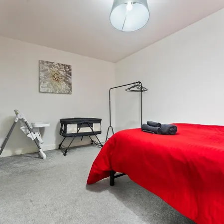 Apartament Bloom Court -sleeps 4-free Parking With Workstation & High-speed Wifi *