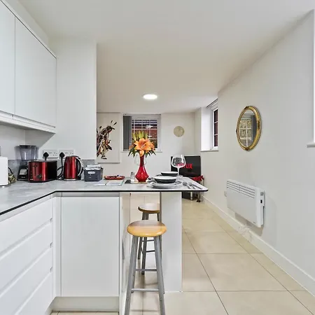 Bloom Court -sleeps 4-free Parking With Workstation & High-speed Wifi