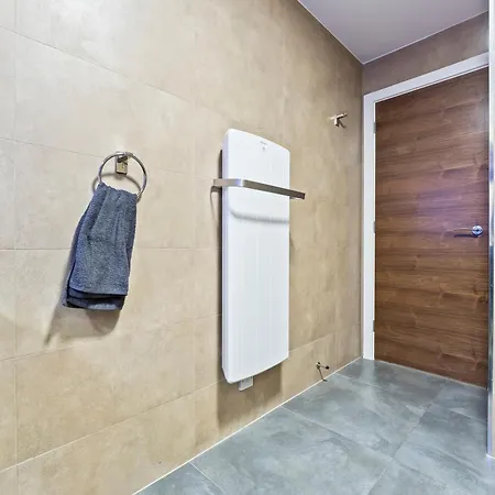Bloom Court -sleeps 4-free Parking With Workstation & High-speed Wifi Apartament *