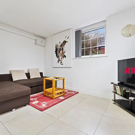 Bloom Court -sleeps 4-free Parking With Workstation & High-speed Wifi