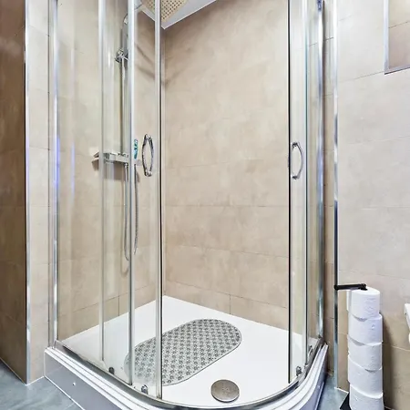 Apartament Bloom Court -sleeps 4-free Parking With Workstation & High-speed Wifi *