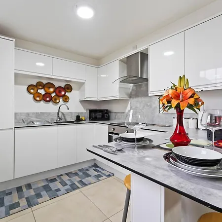 Apartament Bloom Court -sleeps 4-free Parking With Workstation & High-speed Wifi *